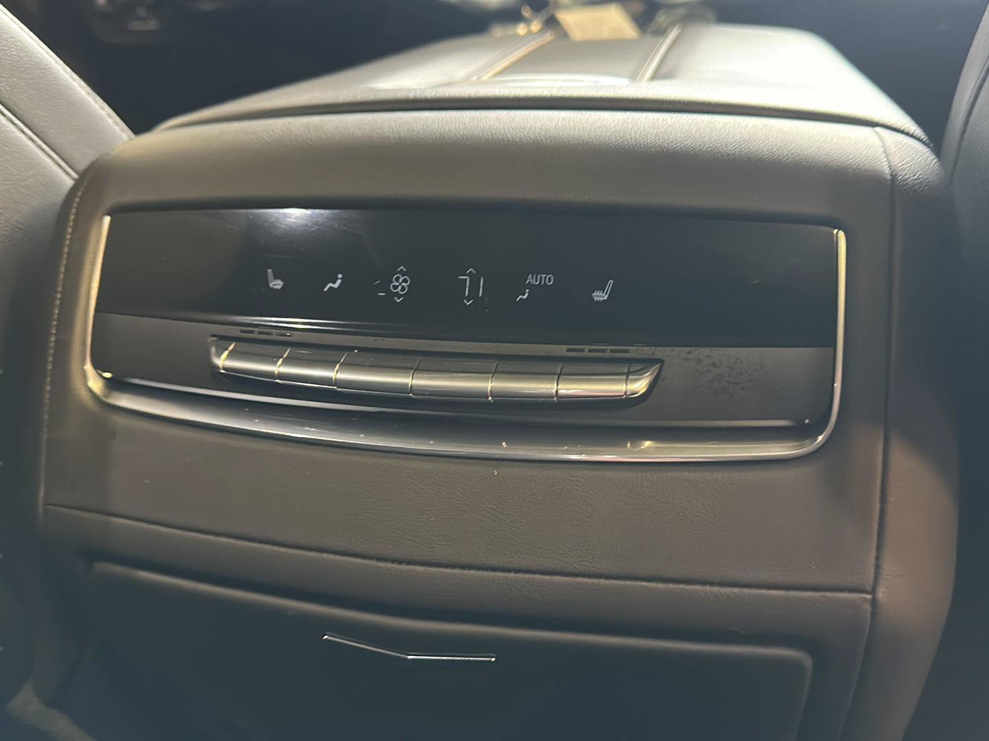 Used 2024 Cadillac Escalade Sport AWD/4WD image 19