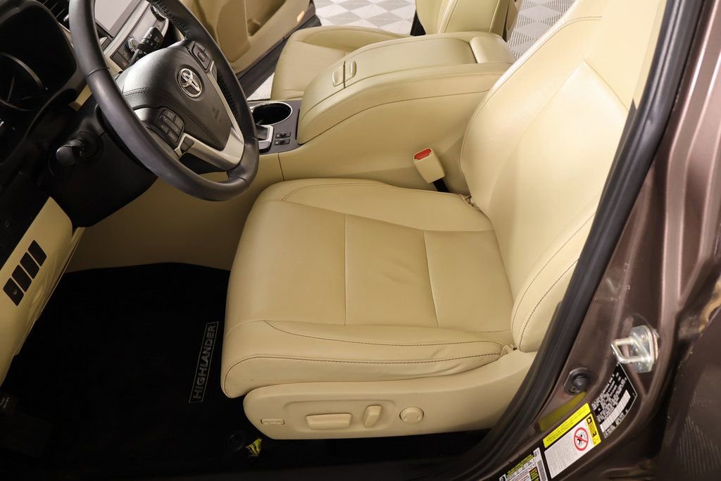 Used 2019 Toyota Highlander XLE image 11