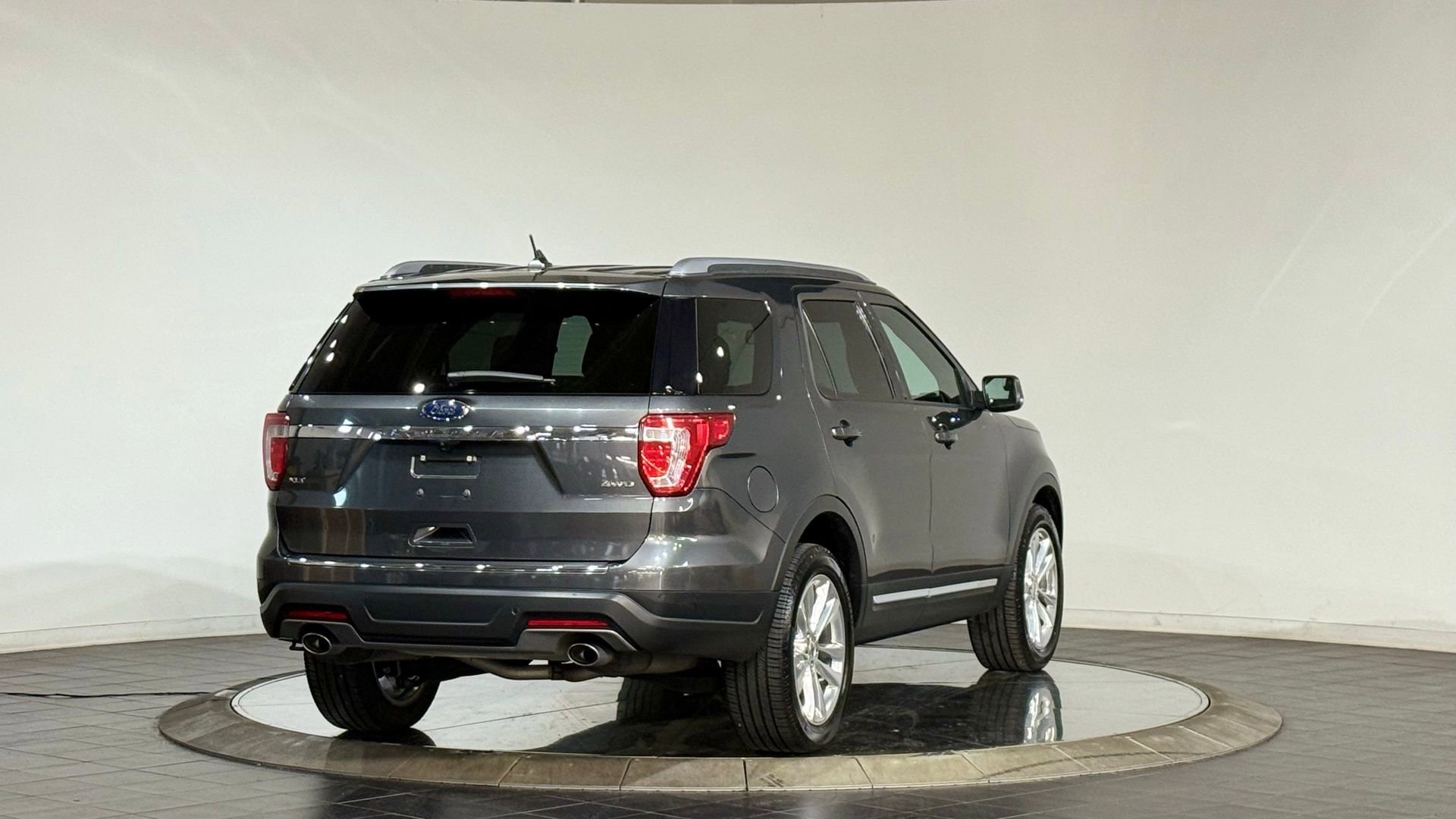 Used 2018 Ford Explorer XLT w/ Equipment Group 201A image 10