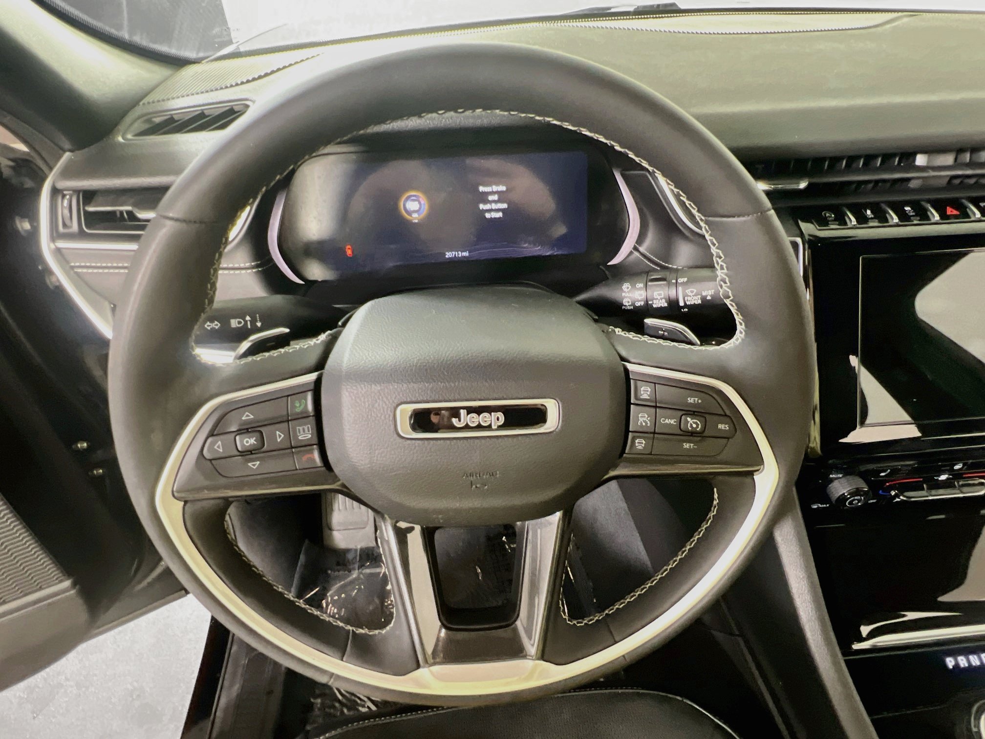 Used 2023 Jeep Grand Cherokee Altitude RWD image 11