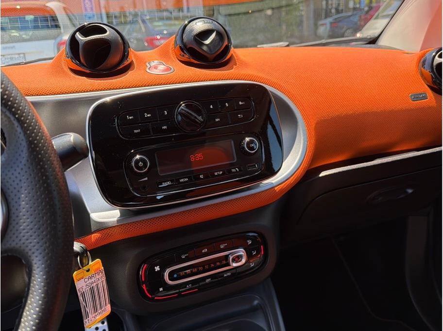 Used 2016 smart fortwo Proxy RWD image 12