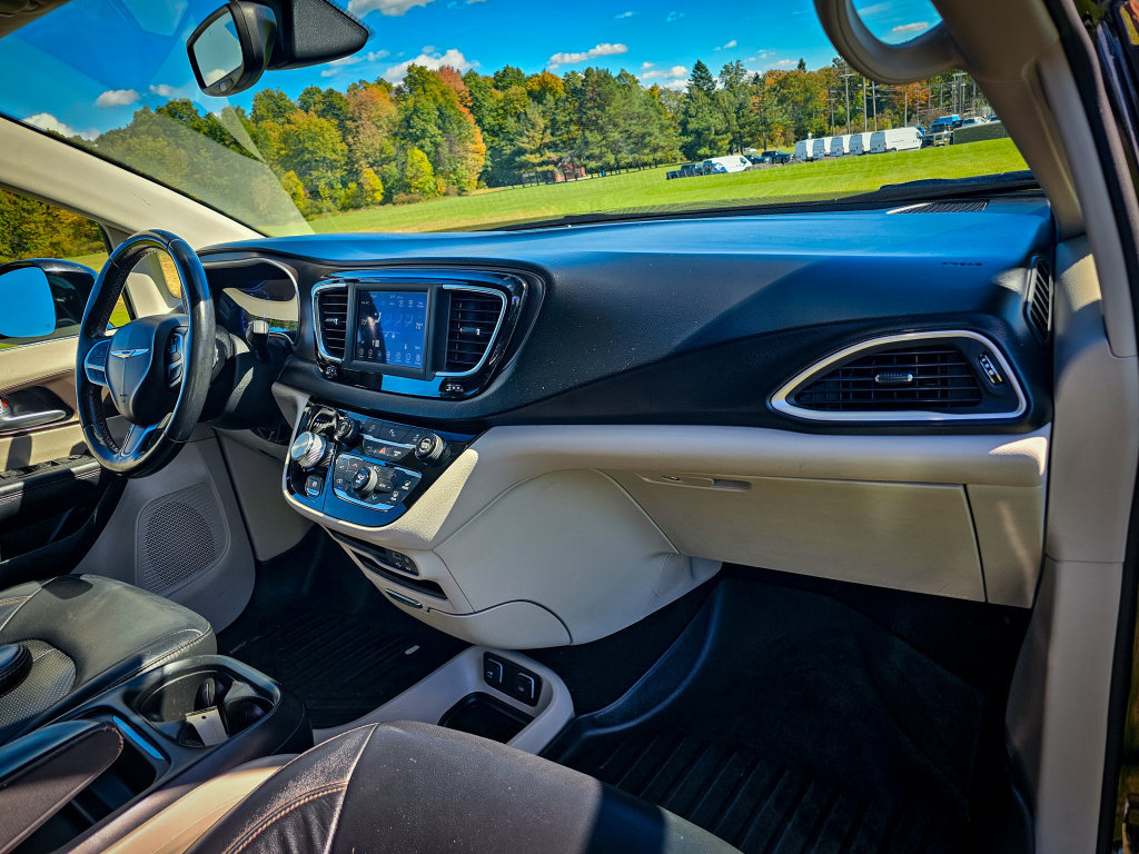 Used 2019 Chrysler Pacifica Touring-L FWD image 41