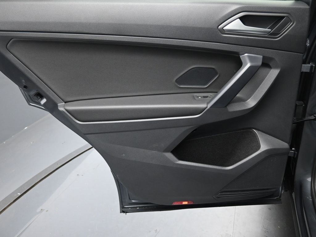 Used 2021 Volkswagen Tiguan SE R-Line image 23