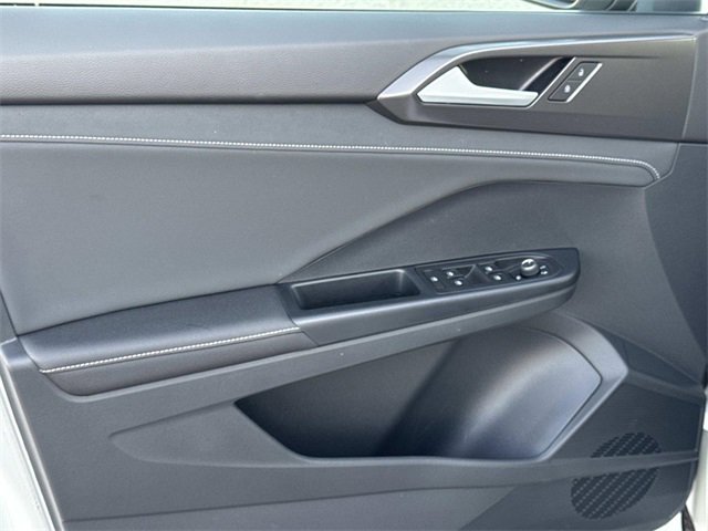 Used 2025 Volkswagen Taos SE image 19