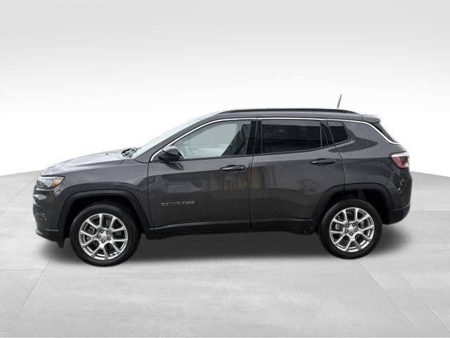 Used 2024 Jeep Compass Latitude AWD/4WD image 12