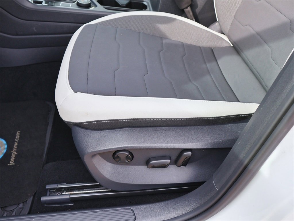 Certified 2025 Volkswagen Taos SE w/ Panoramic Sunroof Package image 13
