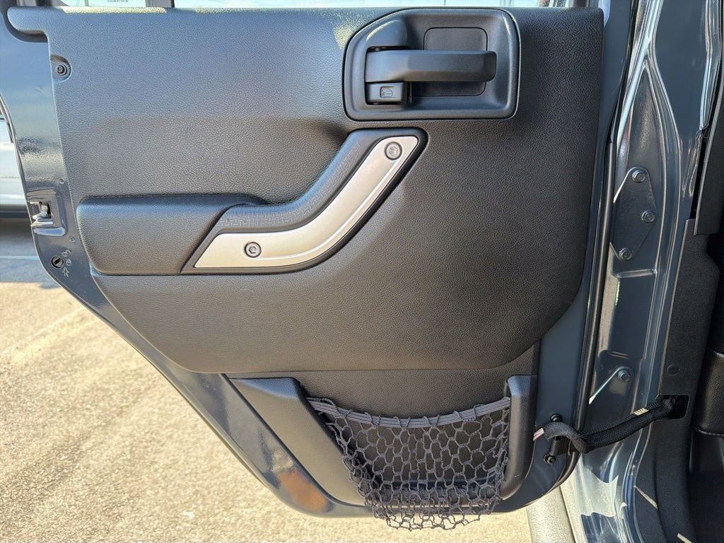 Used 2016 Jeep Wrangler Unlimited Rubicon w/ Connectivity Group image 19