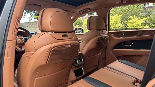 New 2025 Bentley Bentayga Plug-In Hybrid image 31