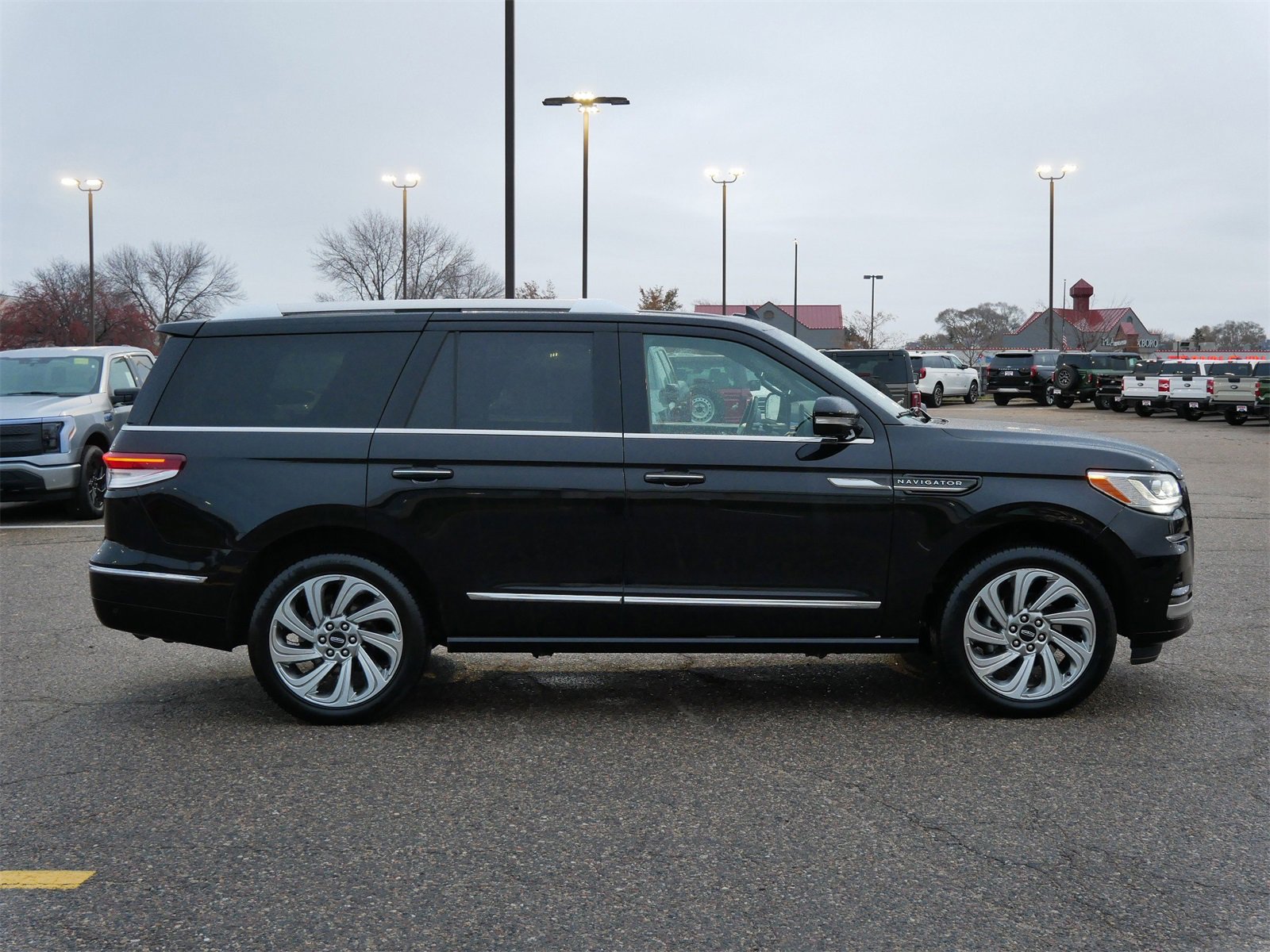 Used 2024 Lincoln Navigator Premiere image 2