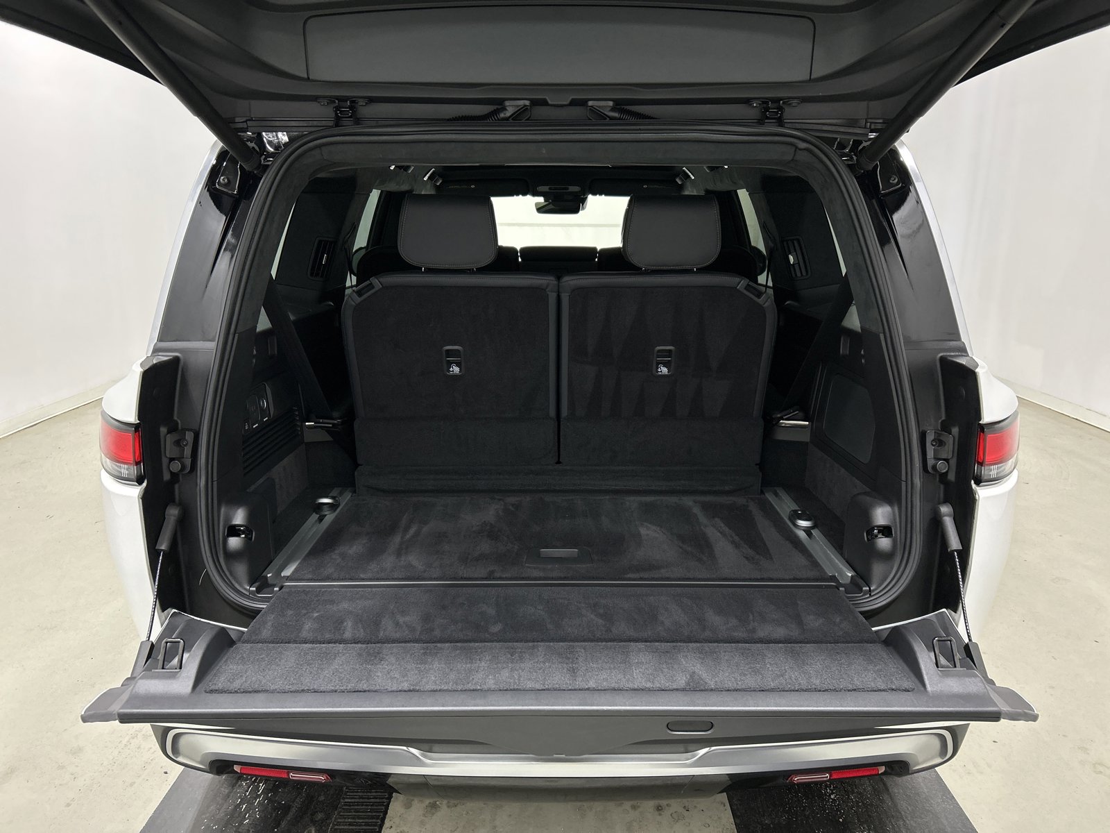 Used 2024 Rivian R1S Adventure image 15