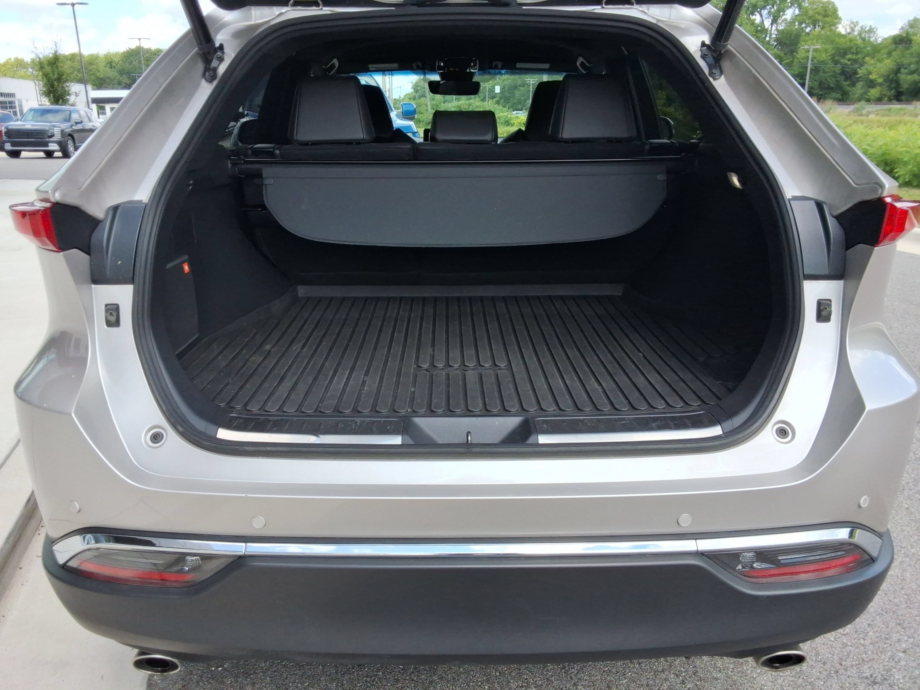 Used 2023 Toyota Venza XLE AWD/4WD image 32
