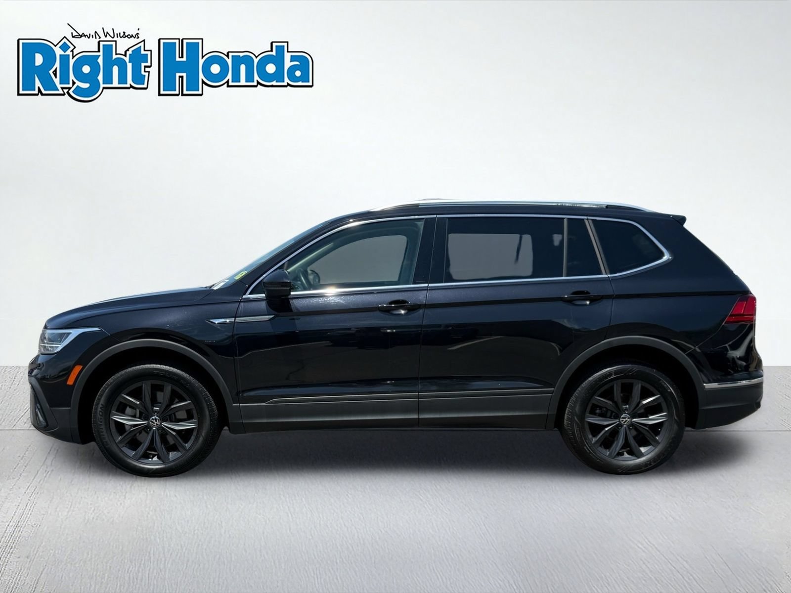 Used 2024 Volkswagen Tiguan SE AWD/4WD image 3