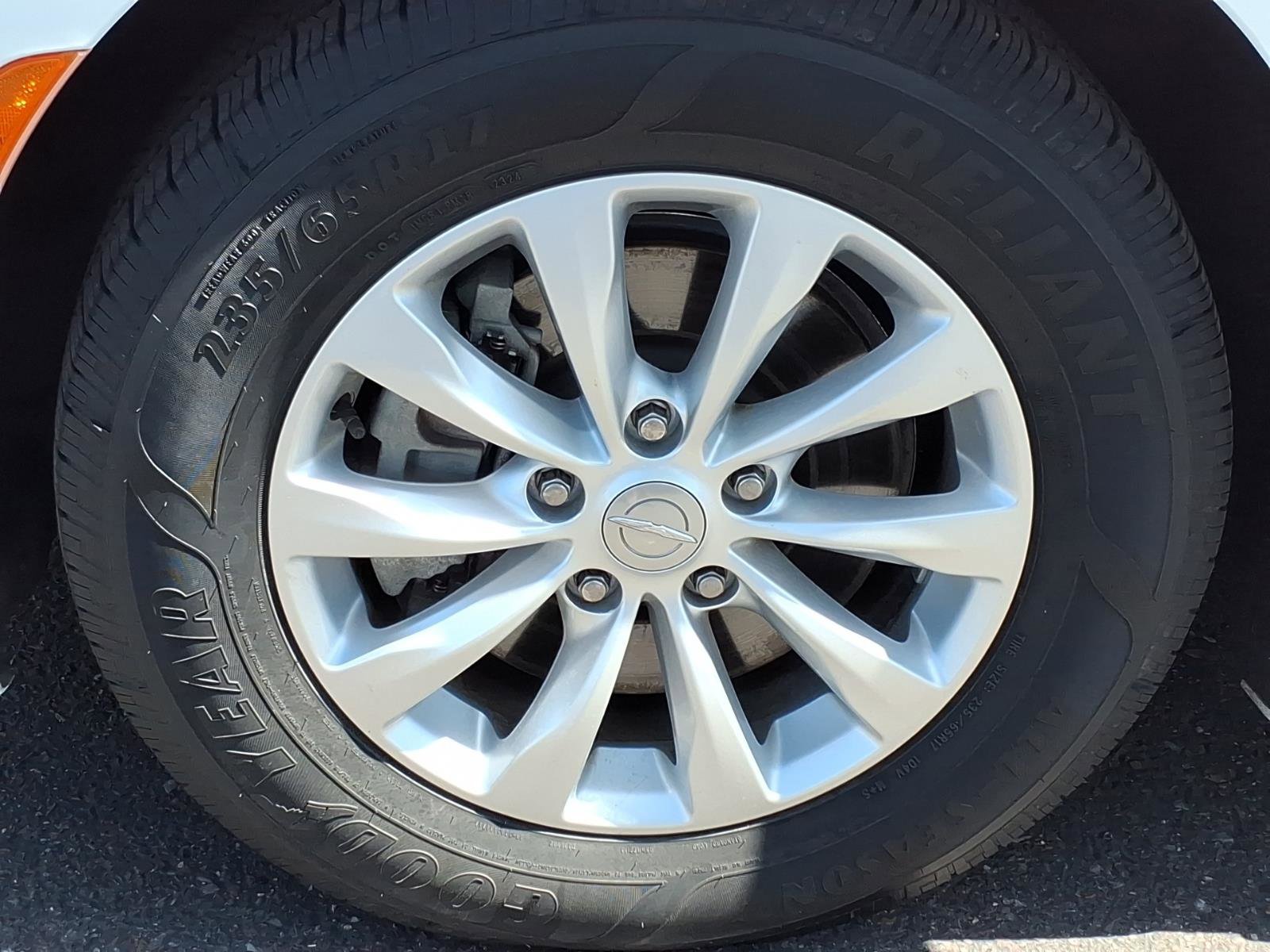 Used 2019 Chrysler Pacifica Touring-L image 9