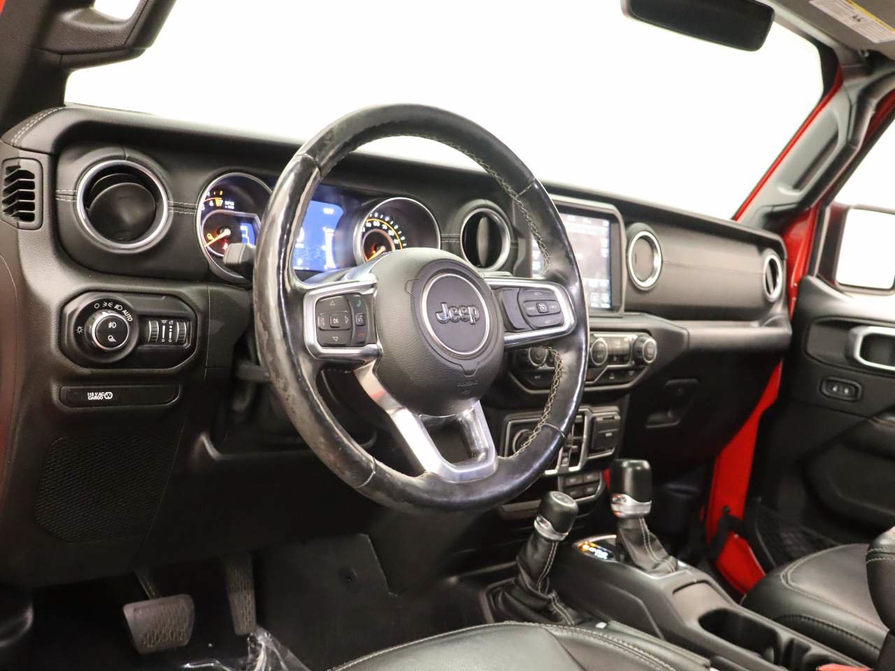 Used 2020 Jeep Gladiator Overland AWD/4WD image 15