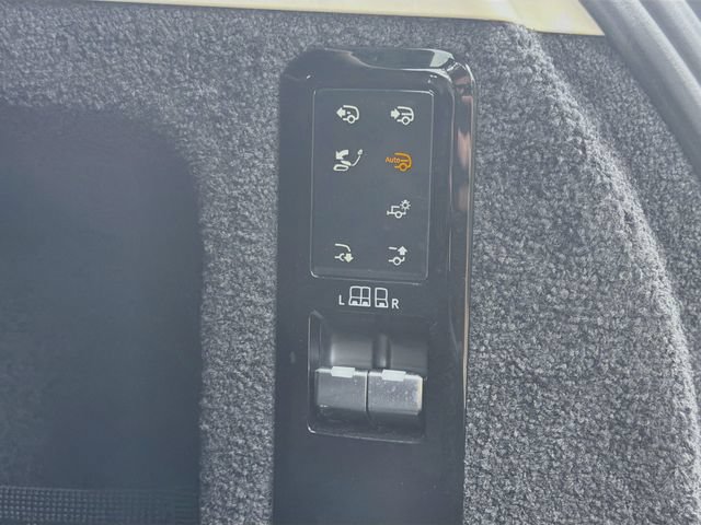 Used 2023 Land Rover Range Rover SV AWD/4WD image 13