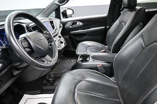 Used 2019 Chrysler Pacifica Limited w/ S Appearance Package FWD image 9