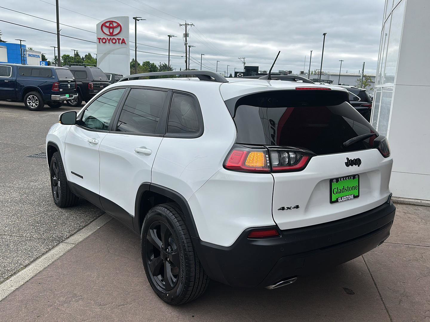 Used 2020 Jeep Cherokee Latitude Plus w/ Cold Weather Group AWD/4WD image 3
