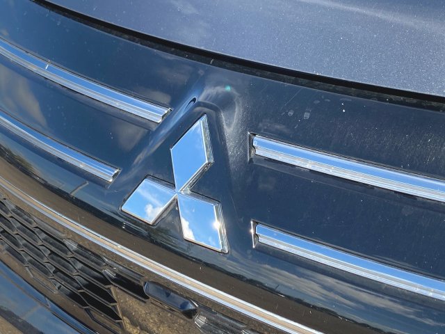 Used 2025 Mitsubishi Outlander SE FWD image 30