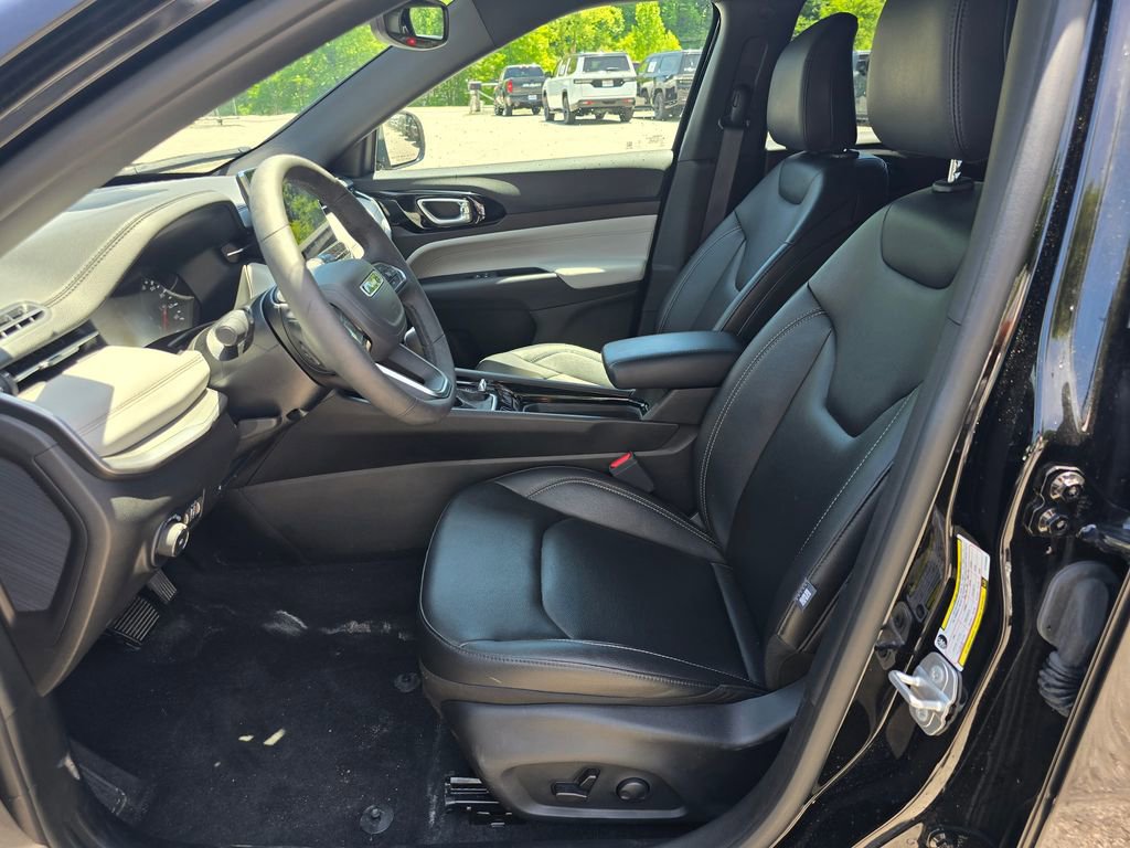 Used 2025 Jeep Compass Limited AWD/4WD image 4