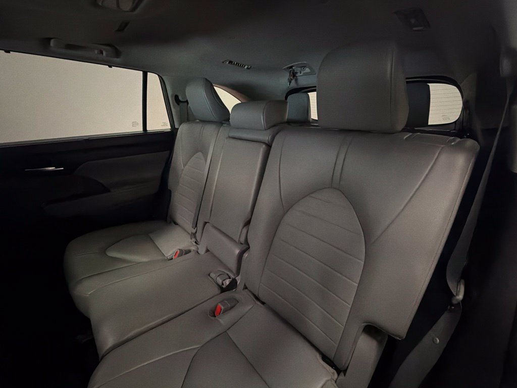 Used 2022 Toyota Highlander XLE AWD/4WD image 15