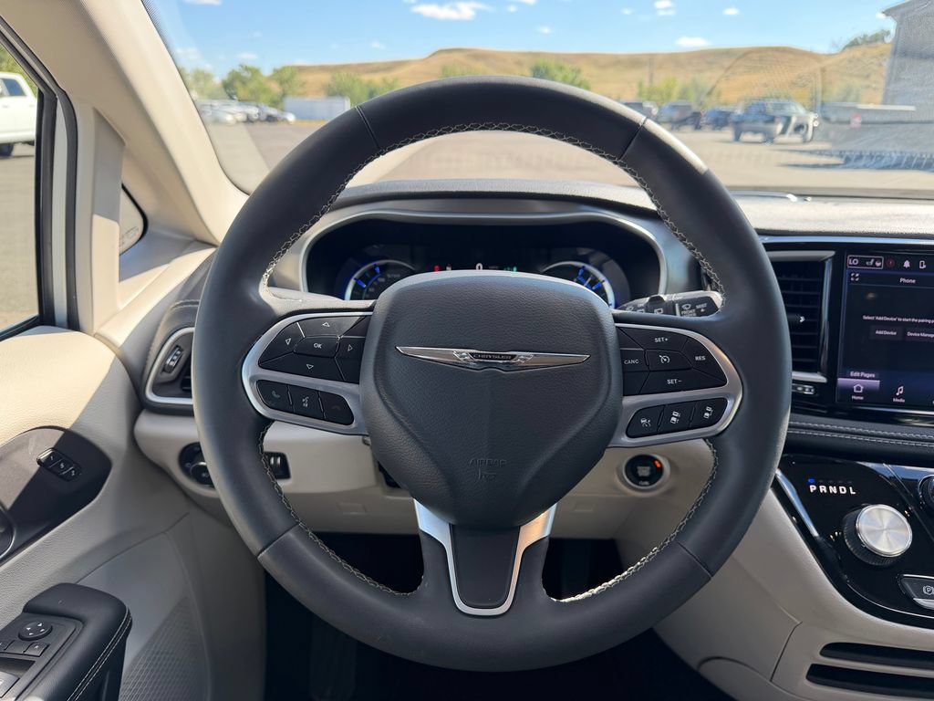 Used 2023 Chrysler Pacifica Touring-L FWD image 5