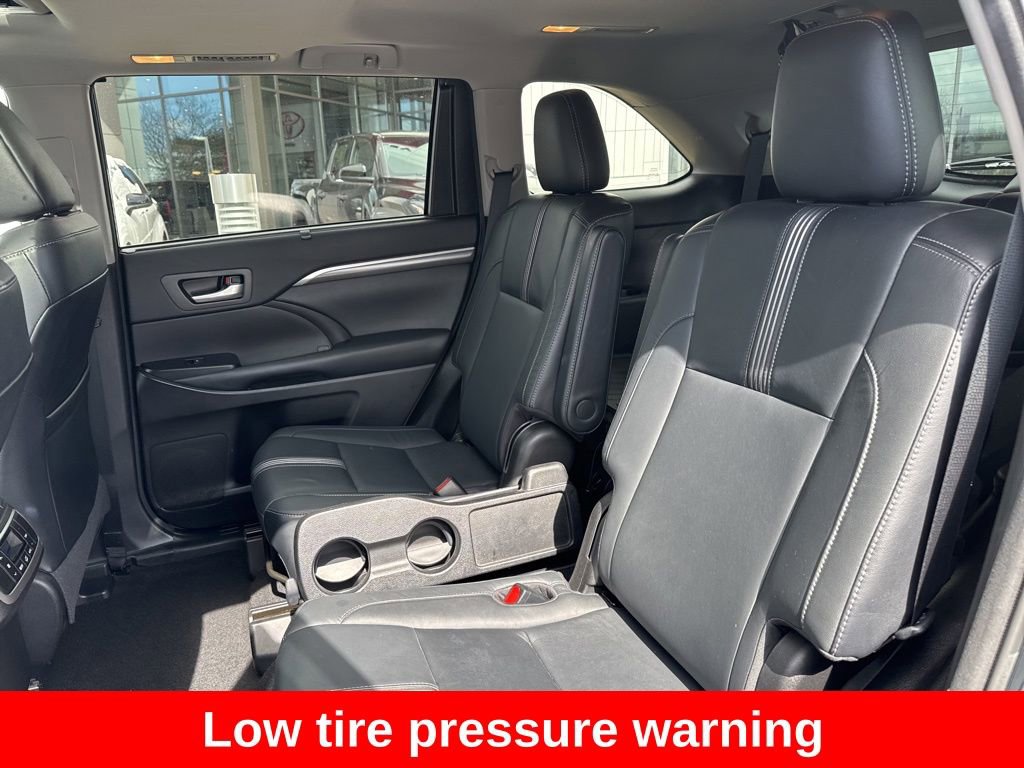 Used 2018 Toyota Highlander SE image 17