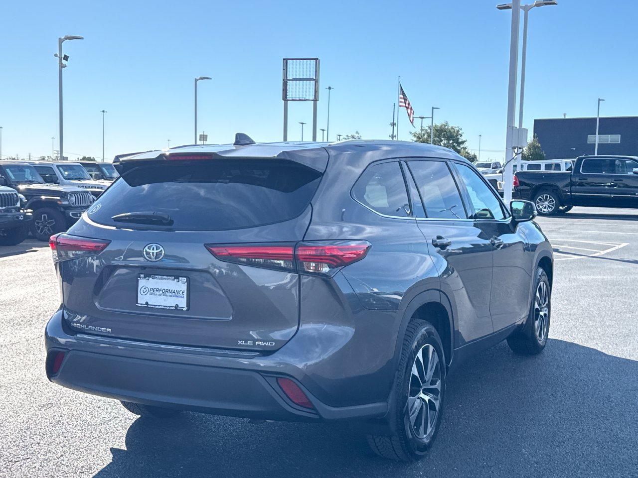 Used 2022 Toyota Highlander XLE AWD/4WD image 2