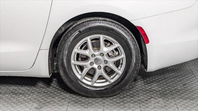 Used 2020 Chrysler Voyager LX image 34