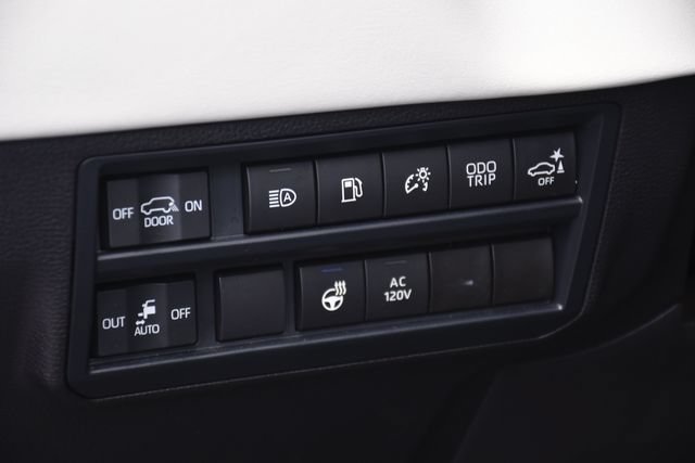Used 2025 Toyota Sequoia Capstone AWD/4WD image 18