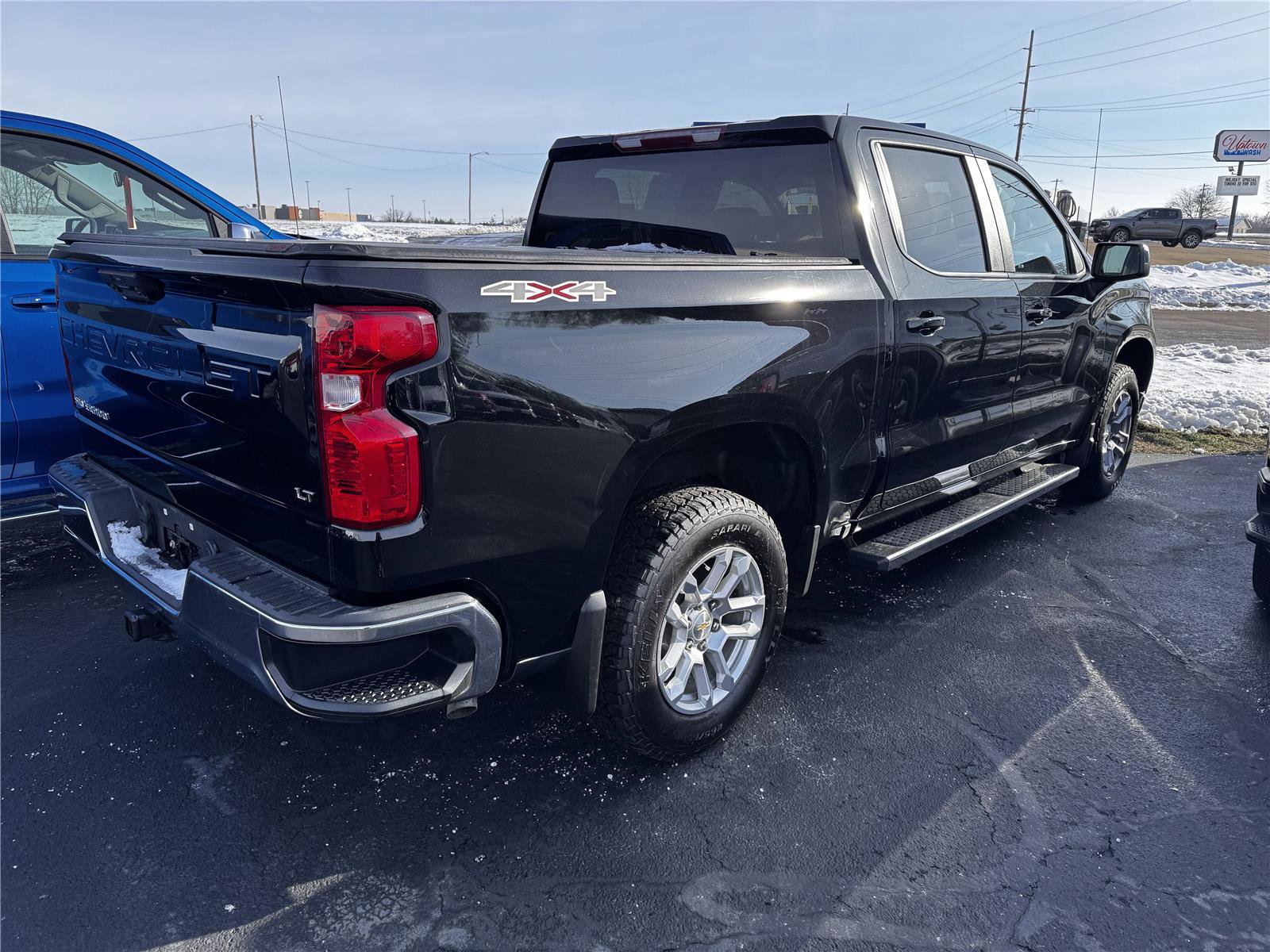Used 2022 Chevrolet Silverado 1500 LT AWD/4WD image 2