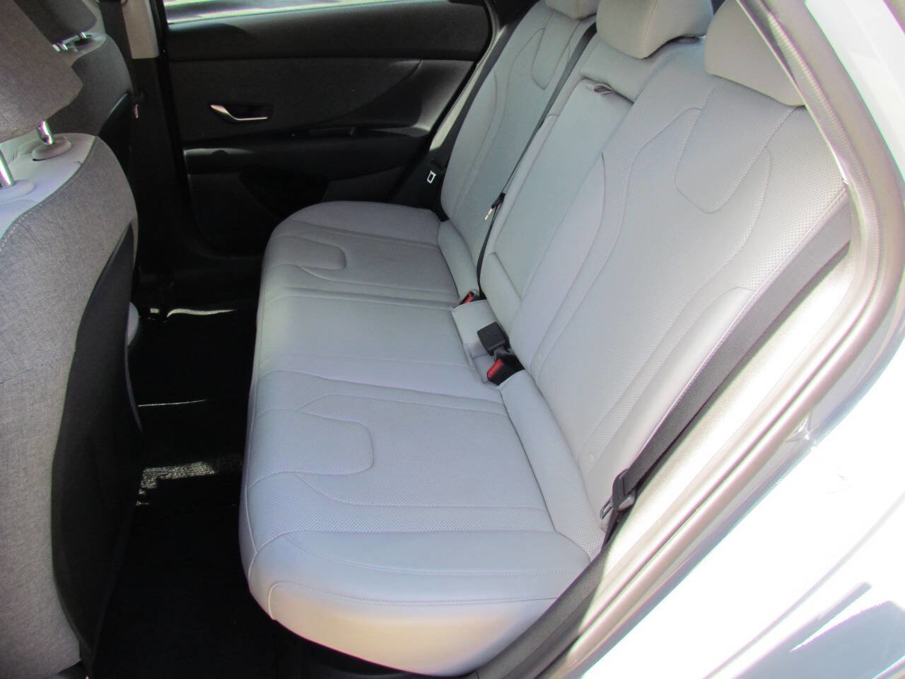 Used 2021 Hyundai Elantra Limited image 13