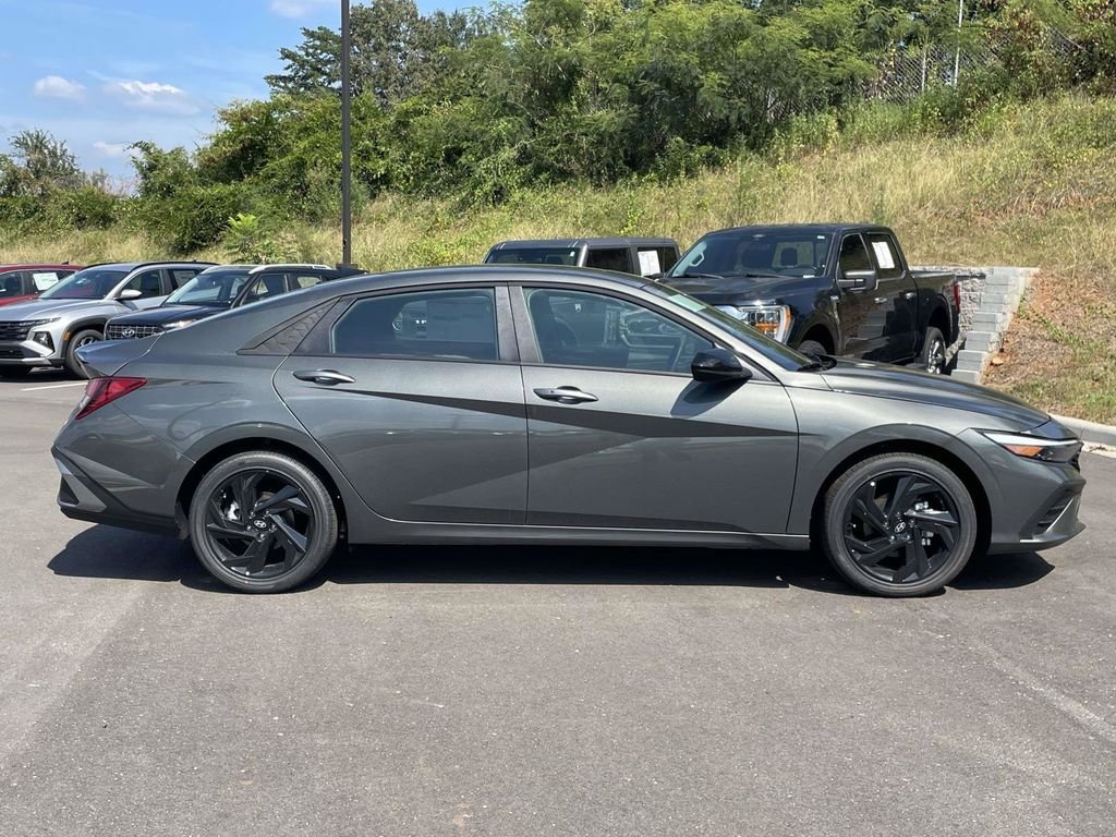 New 2026 Hyundai Elantra SEL Sport FWD image 2
