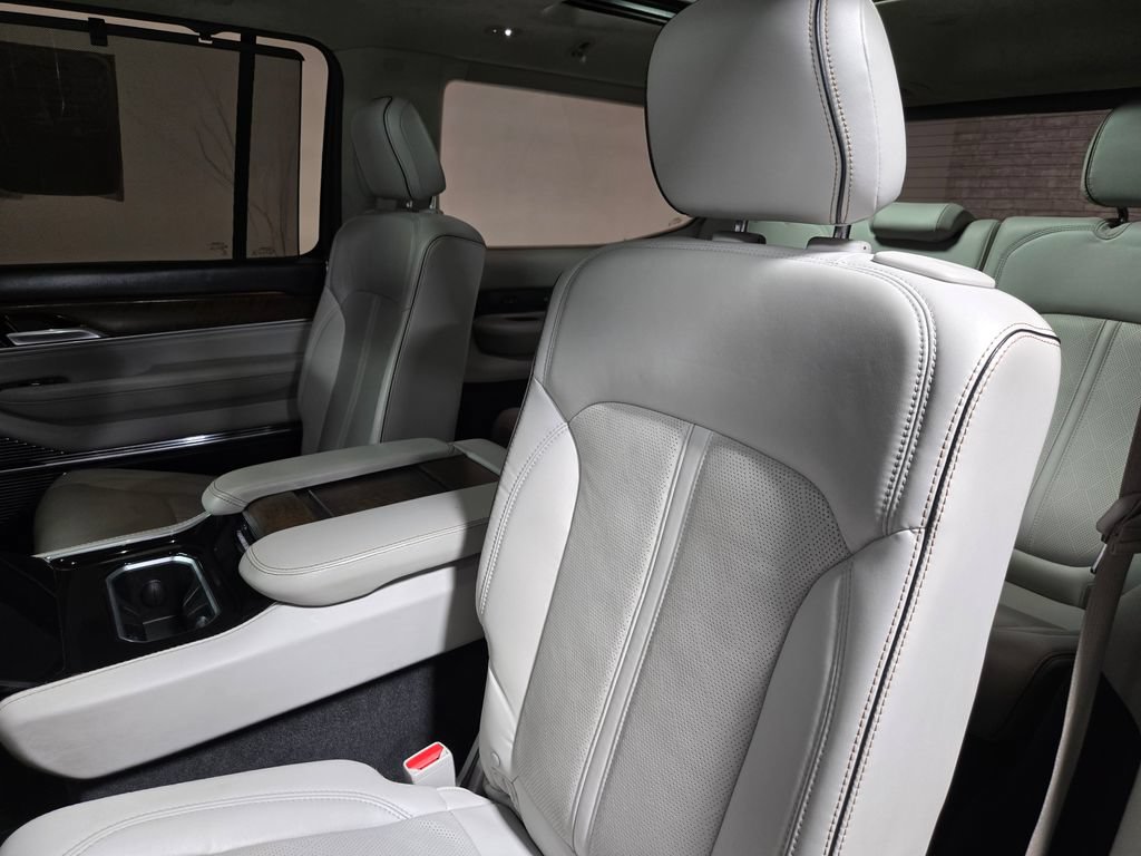 Used 2022 Jeep Grand Wagoneer Series II w/ Premium Group II AWD/4WD image 35