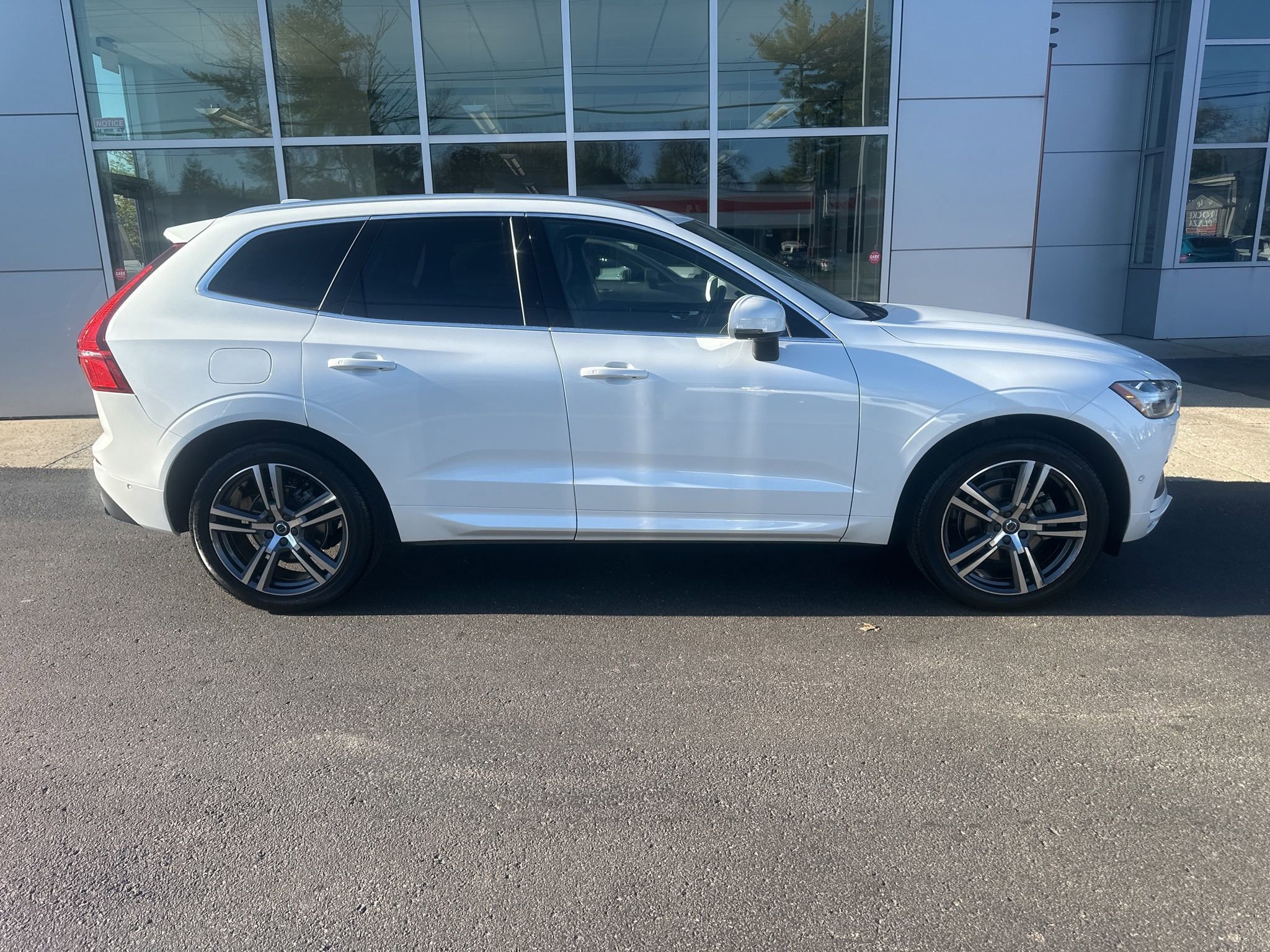 Used 2018 Volvo XC60 T5 Momentum w/ Convenience Package image 4