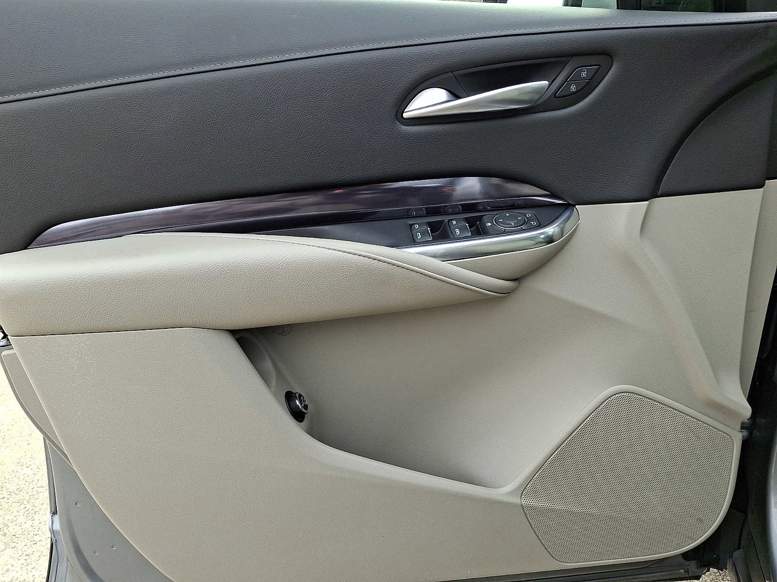 Certified 2023 Cadillac XT4 Luxury w/ Cold Weather Package image 15