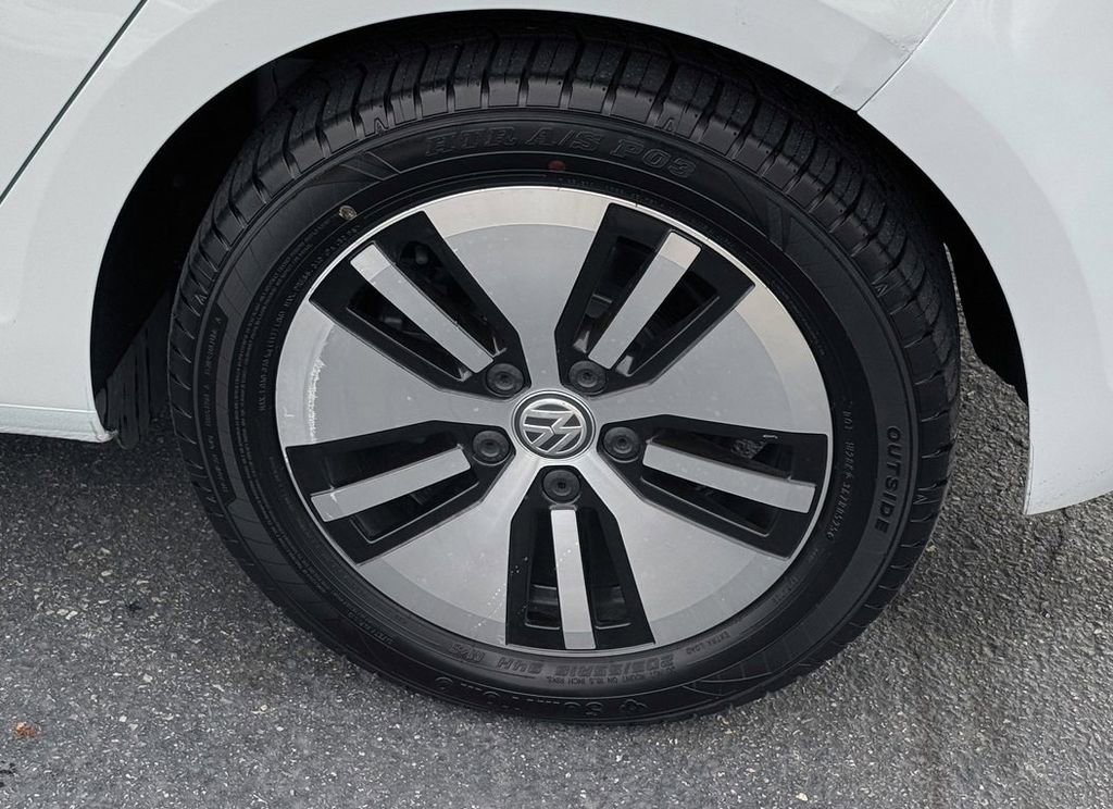 Used 2016 Volkswagen e-Golf SE image 12