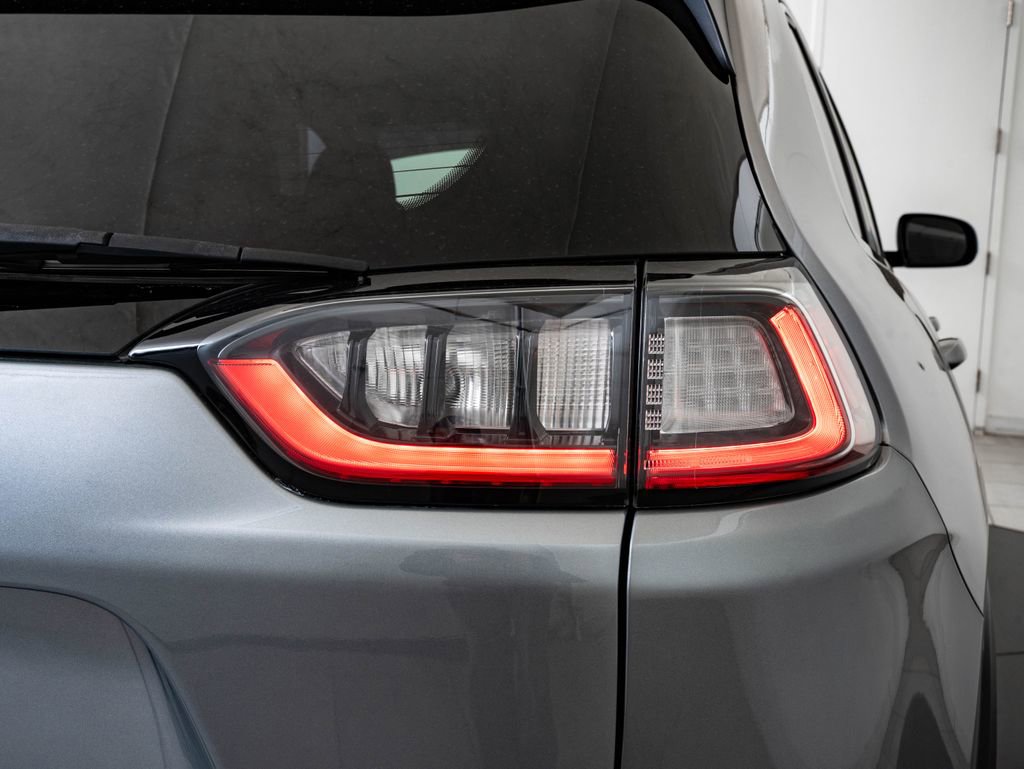 Used 2019 Jeep Cherokee Latitude w/ Popular Appearance Group image 9