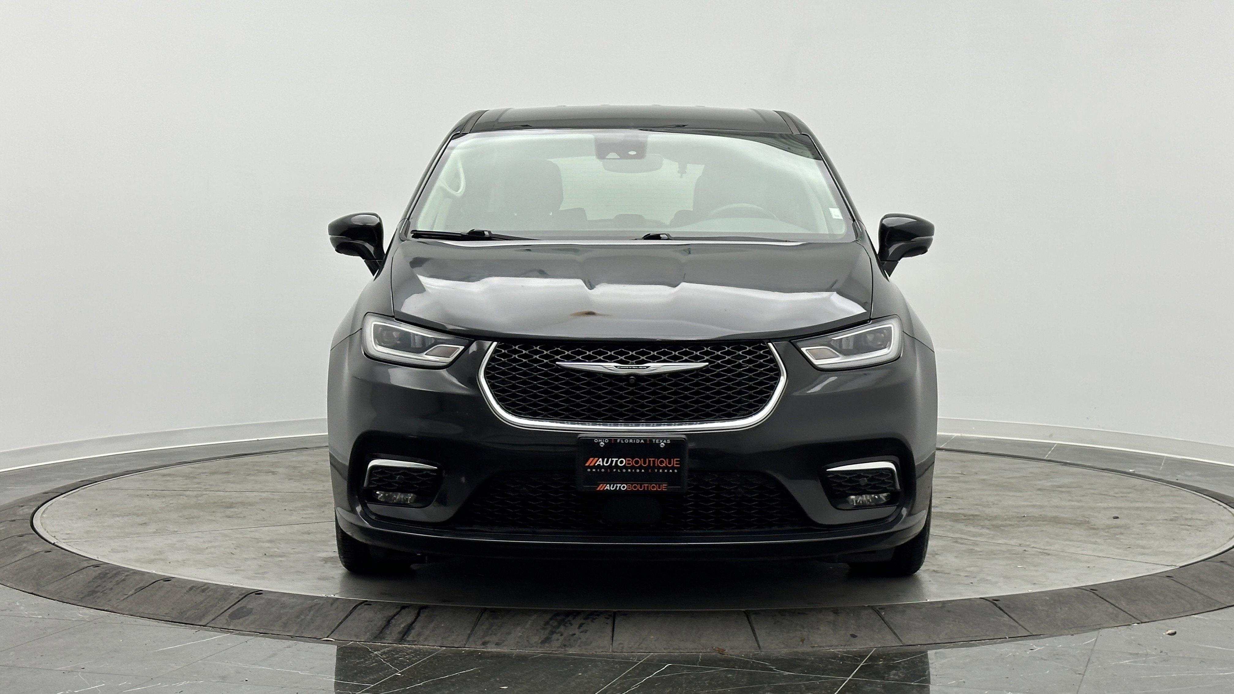 Used 2022 Chrysler Pacifica Touring-L w/ Uconnect Theater Family Group image 2