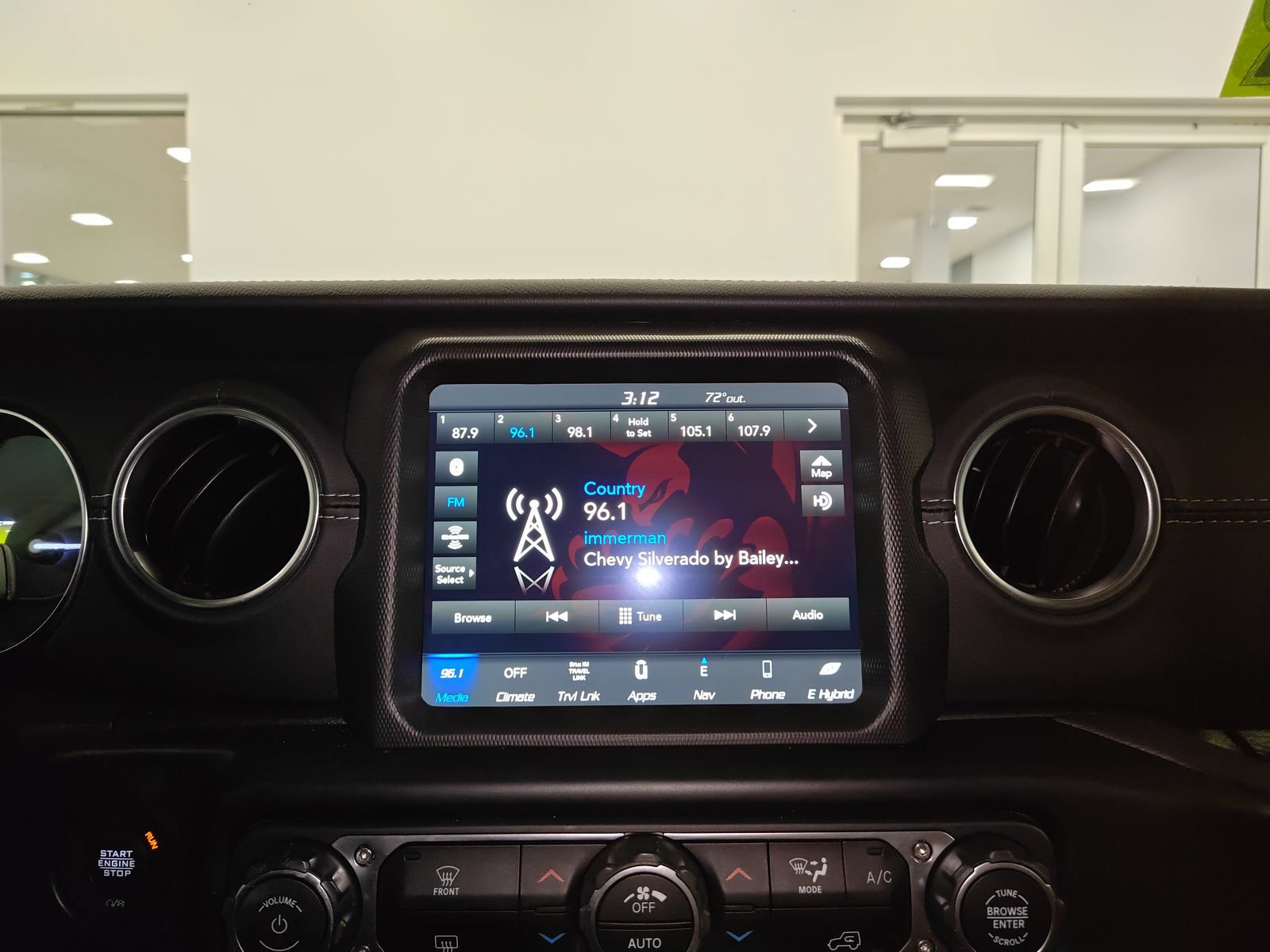 Used 2022 Jeep Wrangler Unlimited Sahara AWD/4WD image 22