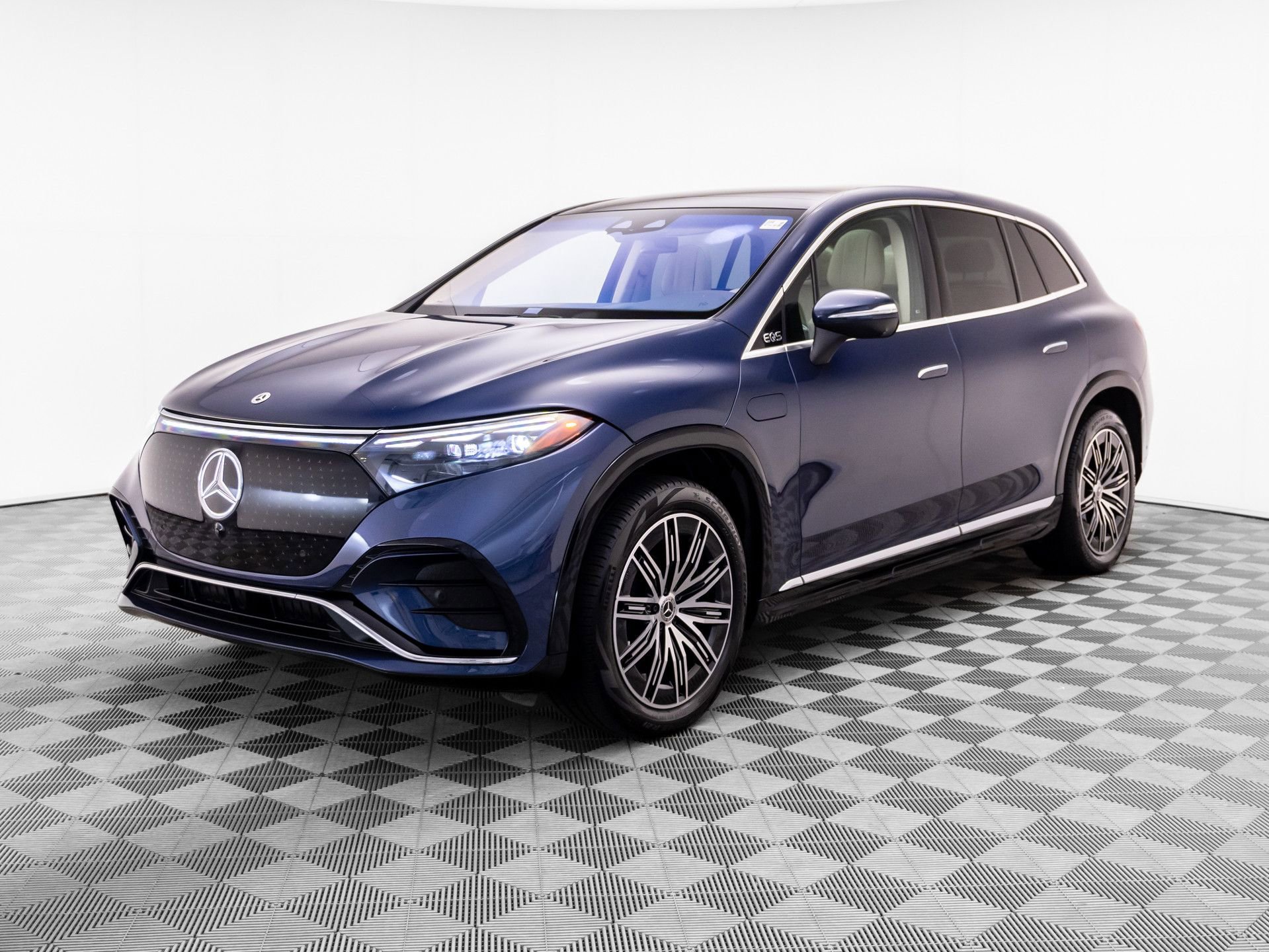 Used 2023 Mercedes-Benz EQS 580 4MATIC SUV image 1