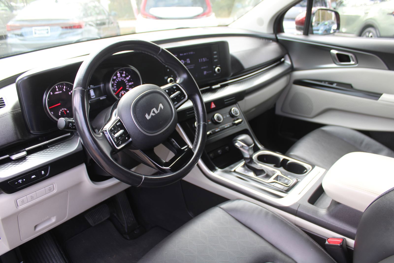 Used 2022 Kia Carnival LX image 27