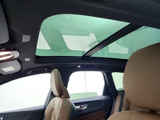 Certified 2023 Volvo XC60 B5 Plus w/ Climate Package AWD/4WD image 18