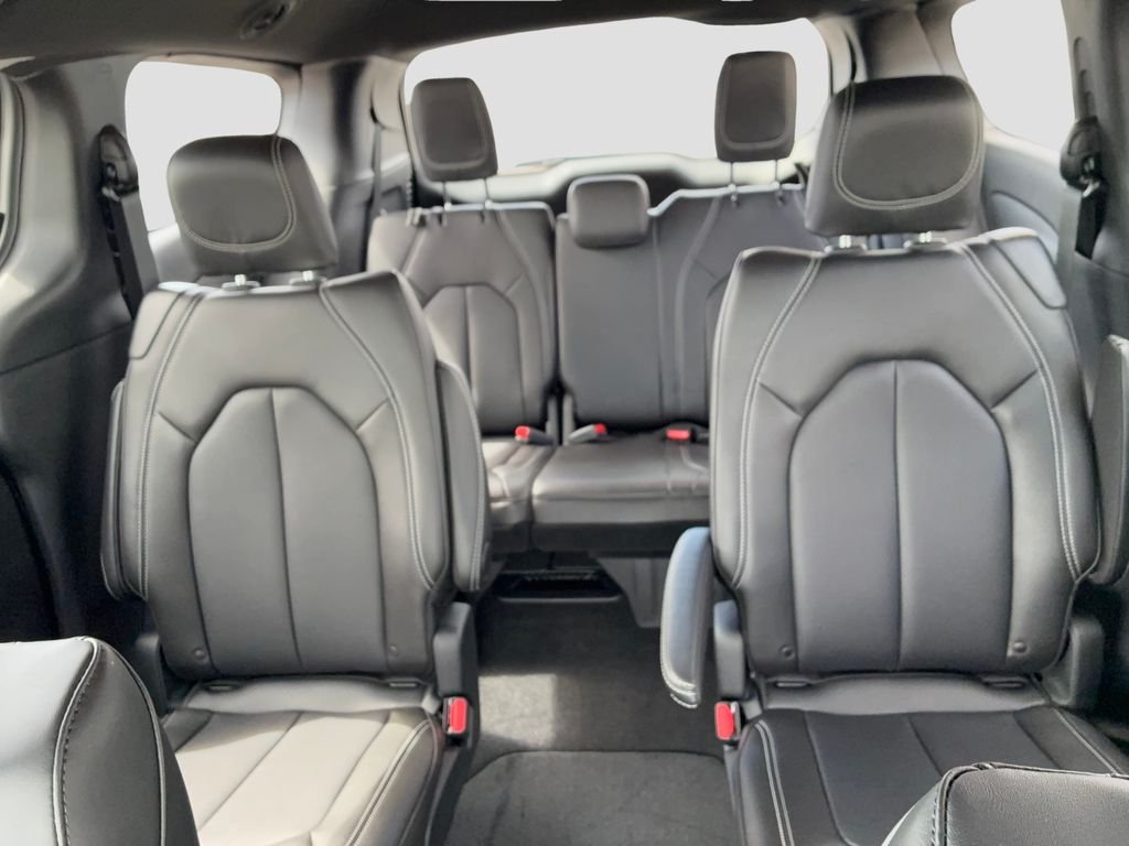 New 2026 Chrysler Pacifica Select AWD/4WD image 16