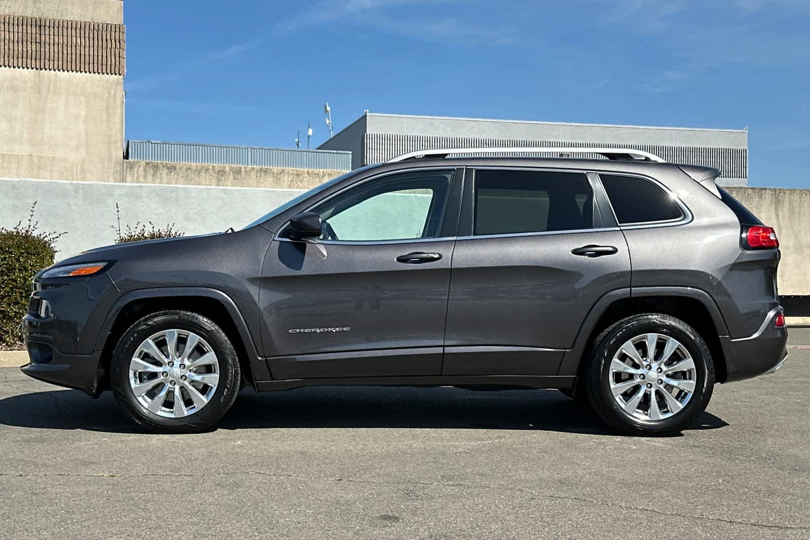 Used 2018 Jeep Cherokee Overland AWD/4WD image 9