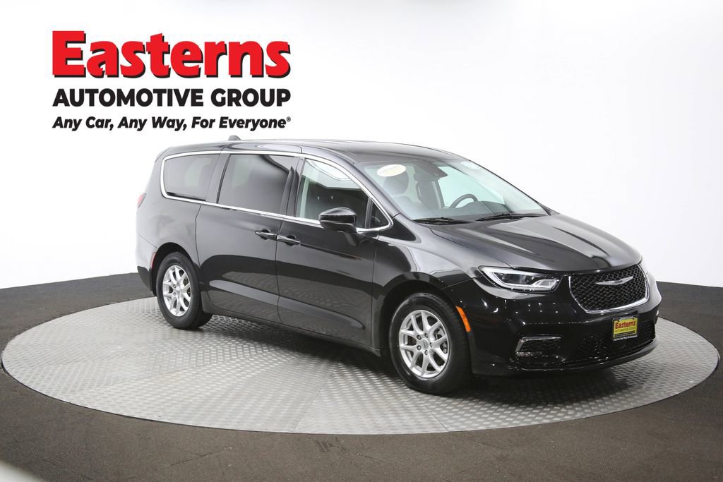 Used 2023 Chrysler Pacifica Touring-L FWD image 48