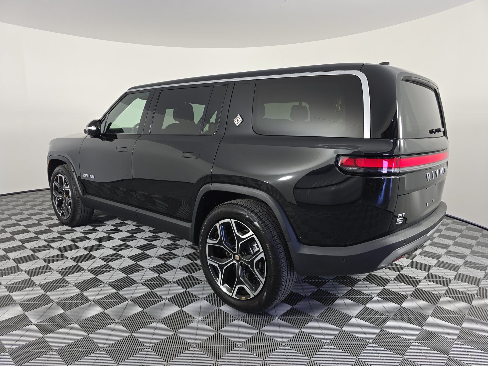 Used 2024 Rivian R1S Adventure AWD/4WD image 3