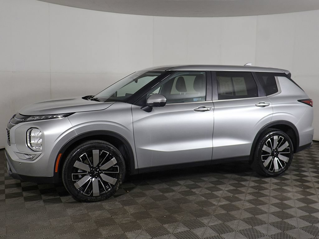 Used 2025 Mitsubishi Outlander SE FWD image 14