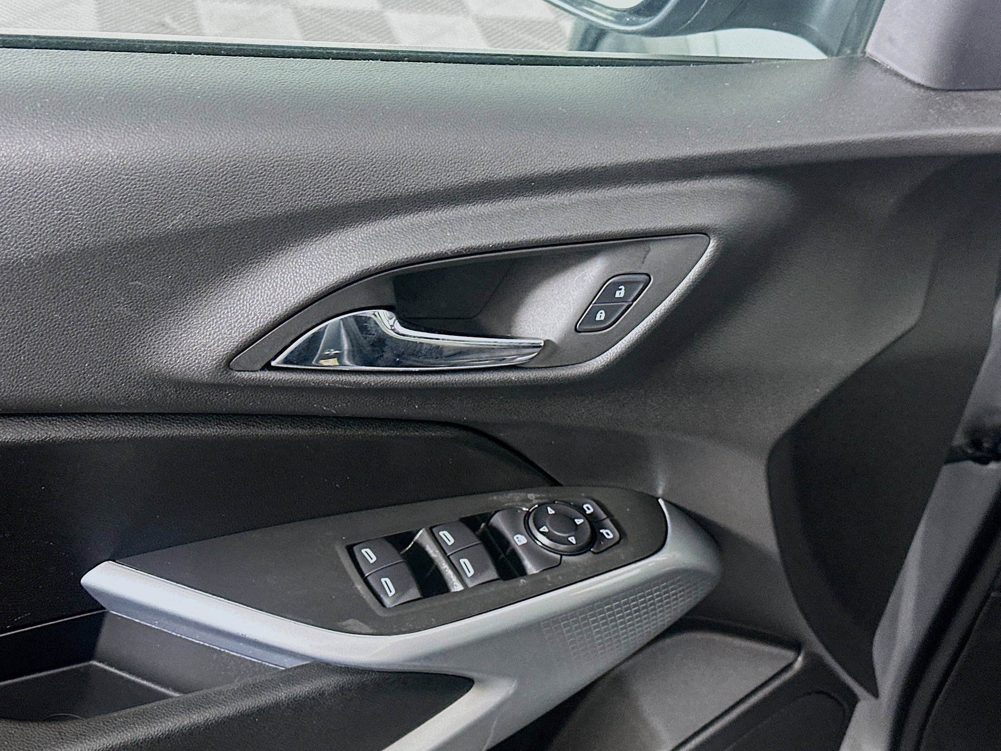 Used 2025 Chevrolet Trax LS image 15