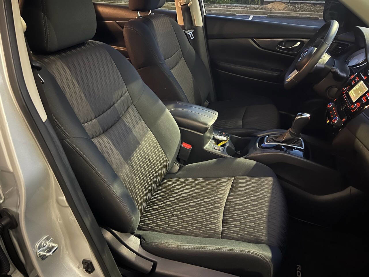 Used 2017 Nissan Rogue SV image 16