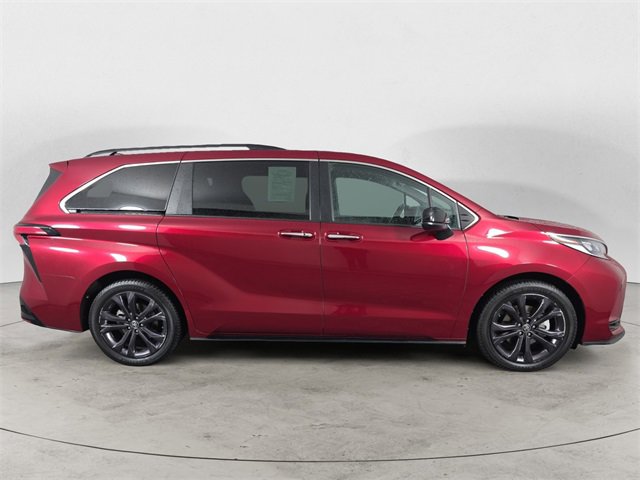 Used 2022 Toyota Sienna XSE image 6